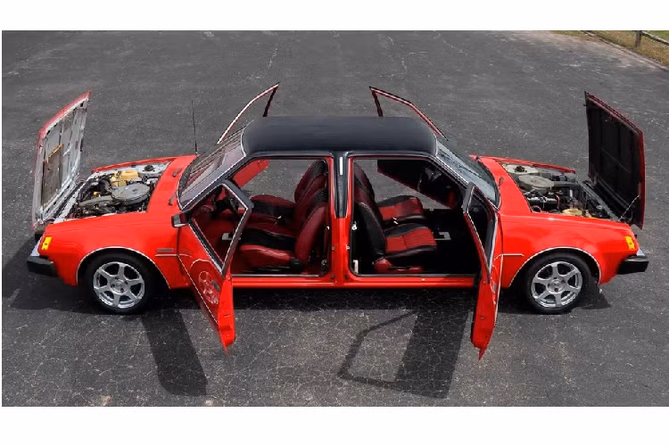 Tất nhiên, đây cũng không phải là chiếc ôtô 2 đầu duy nhất trên thế giới. Trước đó, một cụ ông người Indonesia đã từng khiến báo chí và cư dân mạng bất ngờ khi vén màn chiếc Toyota Vios 2 đầu tự chế.