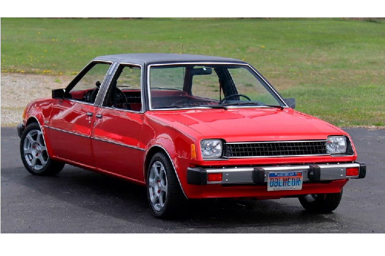 Chiếc Toyota Vios này cũng có thể lái ở cả 2 đầu nhưng đáng tiếc là đã bị cảnh sát tịch thu sau khi chạy ra đường phố. Cụ ông phải ký cam kết không lái xe ra đường thì mới được trả lại chiếc Toyota Vios 2 đầu.