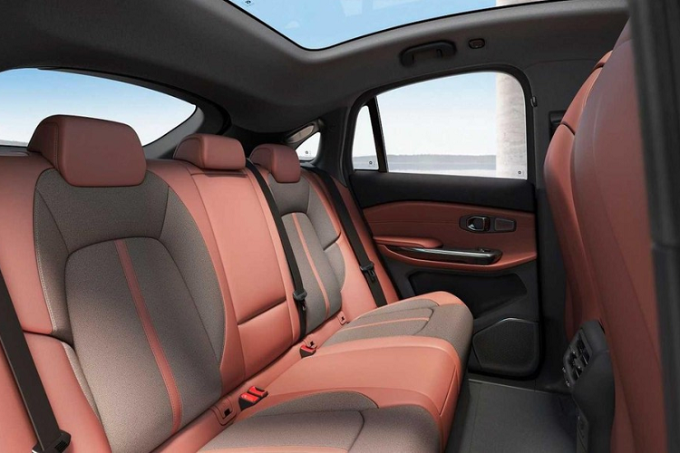 Không chỉ có mạo đẹp mắt ở phía ngoài, NIo EC6 cũng có một không gian nội thất rộng rãi và sang trọng ở phía trong. Nội thất xe mang đậm tính công nghệ kỹ thuật số với màn hình bảng đồng hồ siêu mỏng 9.8 inch, một màn hình cảm ứng trung tâm HD 11.3 inch, và đương nhiên là cả NOMI Mate 2.0, hệ thống hỗ trợ kỹ thuật số độc đáo của Nio, với màn hình tròn AMOLED.