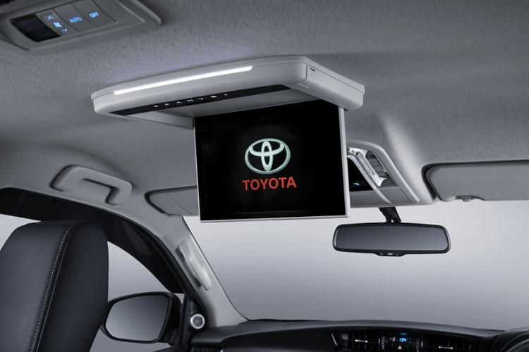 Trên mặt táp-lô là màn hình cảm ứng 9 inch của hệ thống thông tin giải trí trong khi bản thường chỉ dùng màn hình 8 inch. Một điểm đáng chú ý nữa bên trong Toyota Fortuner TRD Sportivo 2020 tại Indonesia chính là hệ thống thông tin giải trí dành cho hàng ghế sau.