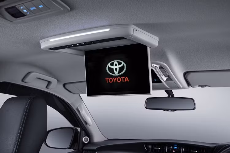 Trên mặt táp-lô là màn hình cảm ứng 9 inch của hệ thống thông tin giải trí trong khi bản thường chỉ dùng màn hình 8 inch. Một điểm đáng chú ý nữa bên trong Toyota Fortuner TRD Sportivo 2020 tại Indonesia chính là hệ thống thông tin giải trí dành cho hàng ghế sau.