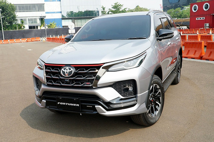 Ấy thế nhưng, khi trình làng tại thị trường Indonesia, Toyota Fortuner 2020 lại vẫn có phiên bản TRD Sportivo. Nguyên nhân là do Toyota Fortuner Legender 2020 không được bày bán ở thị trường này.