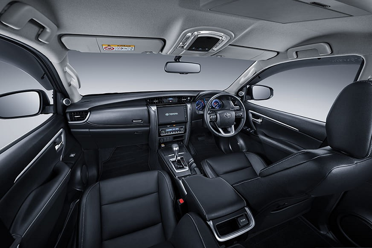Chưa hết, Toyota Fortuner TRD Sportivo 2020 còn có một số chi tiết màu đỏ nổi bật trên lưới tản nhiệt và ở nắp trục bánh. Trong khi đó, bên sườn xe xuất hiện vè che mưa mới màu đen. Không chỉ bổ sung phụ kiện ngoại thất, hãng Toyota còn nâng cấp cả nội thất của Fortuner TRD Sportivo 2020. Theo đó, ở thị trường Indonesia, mẫu SUV cỡ trung này được trang bị nội thất màu đen tuyền, trừ trần xe màu xám.
