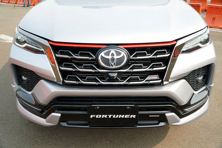So với bản tiêu chuẩn, Toyota Fortuner TRD Sportivo 2020 đã được lắp thêm gói phụ kiện chính hãng, bao gồm cánh gió trước và cản sau mở rộng. Ngoài ra, phiên bản này còn có lưới tản nhiệt riêng, bộ vành hợp kim TRD 18 inch và tem "TRD Sportivo" khá lớn trên sườn. Đằng sau xe cũng có tem chữ nổi "TRD Sportivo" như dấu hiệu nhận biết