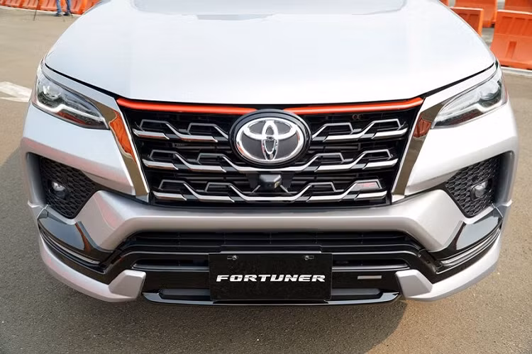 So với bản tiêu chuẩn, Toyota Fortuner TRD Sportivo 2020 đã được lắp thêm gói phụ kiện chính hãng, bao gồm cánh gió trước và cản sau mở rộng. Ngoài ra, phiên bản này còn có lưới tản nhiệt riêng, bộ vành hợp kim TRD 18 inch và tem "TRD Sportivo" khá lớn trên sườn. Đằng sau xe cũng có tem chữ nổi "TRD Sportivo" như dấu hiệu nhận biết