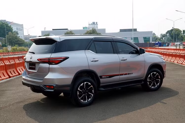 Tại thị trường Indonesia, giá xe Toyota Fortuner TRD Sportivo 2020từ 704,5 triệu Rupiah (khoảng 1,1 tỷ đồng). Trong khi đó, Toyota Fortuner 2020 tại Việt Nam có cả bản thường và Legender. Giá xe Toyota Fortuner 2020 tại Việt Nam dao động từ 995 triệu đến 1,426 tỷ đồng.