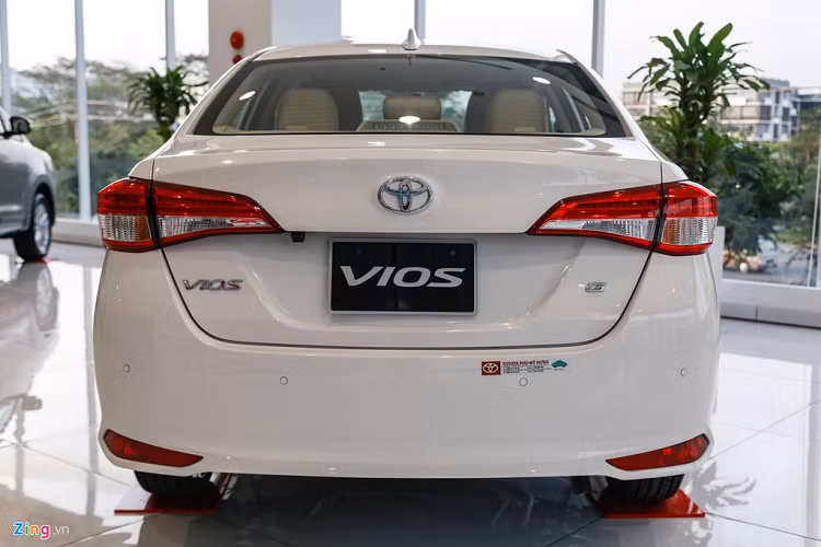 Phần đuôi vẫn là đèn hậu dùng công nghệ LED với thiết kế điệu đà. Thay đổi mới nhưng khó nhận thấy chính là xe có thêm camera lùi các 4 cảm biến ở cản sau. 