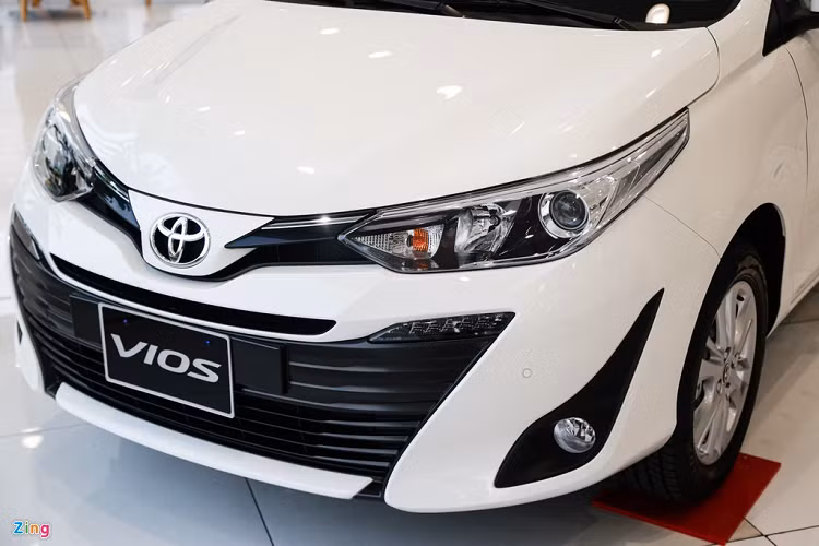 Về mặt thiết kế, Toyota Vios 2020 mới không khác biệt so với đời 2018. Đèn pha phía trước trang bị bóng halogen, thấu kính Projector, đèn chiếu sáng ban ngày LED và đèn pha tự động đối với bản G. Bản E vẫn dùng đèn pha halogen. 