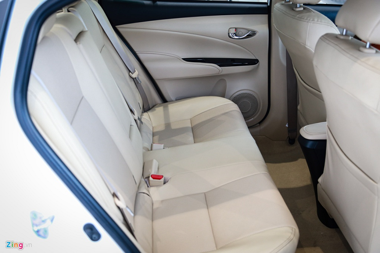 Toyota Vios 2020 vượt trội hơn đối thủ Hyundai Accent khi có tựa tay, nhưng lại không có cửa gió điều hòa như Honda City. Hàng ghế sau có thể gập lại để gia tăng không gian chứa đồ. 