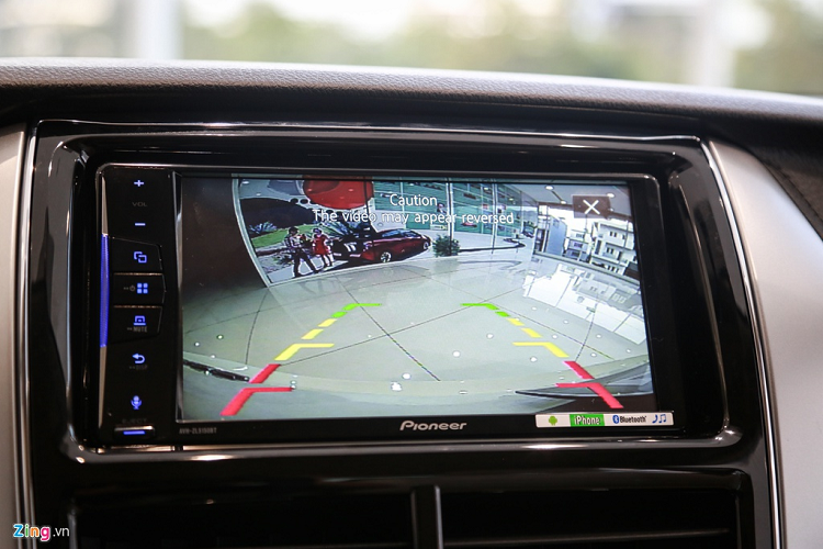 Ở phiên bản Vios E CVT, ghế ngồi được bọc da thay vì bọc nỉ như trước đây. Đầu DVD thay cho đầu CD, xe còn được bổ sung camera lùi, kết nối Android Auto và Apple CarPlay. Chất lượng hiển thị của hệ thống camera lùi mới bổ sung trên Vios 2020 tương đối rõ nét. 