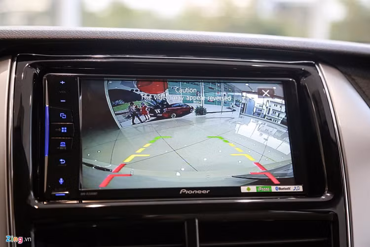 Ở phiên bản Vios E CVT, ghế ngồi được bọc da thay vì bọc nỉ như trước đây. Đầu DVD thay cho đầu CD, xe còn được bổ sung camera lùi, kết nối Android Auto và Apple CarPlay. Chất lượng hiển thị của hệ thống camera lùi mới bổ sung trên Vios 2020 tương đối rõ nét. 