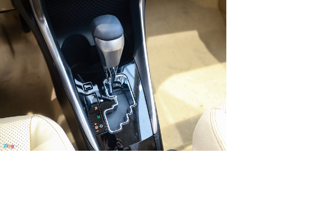 Vô-lăng điều chỉnh 2 hướng, bọc giả da, tích hợp nút bấm điều chỉnh nhanh. Xe trang bị chìa khóa thông minh và khởi động nút bấm. Ghế lái chỉnh cơ 6 hướng, còn ghế phụ chỉnh cơ 4 hướng. 