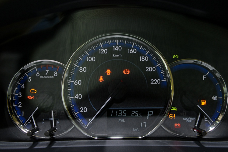 Mặt đồng trên Toyota Vios 2020 cũng có sự thay đổi. Xe trang bị thêm màn hình TFT ở cụm đồng hồ giúp hiển thị thông tin rõ ràng hơn. 