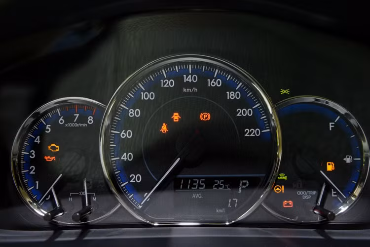 Mặt đồng trên Toyota Vios 2020 cũng có sự thay đổi. Xe trang bị thêm màn hình TFT ở cụm đồng hồ giúp hiển thị thông tin rõ ràng hơn. 