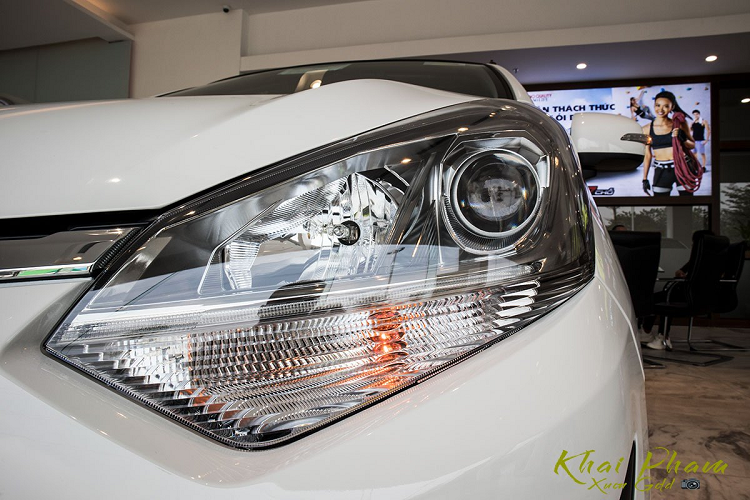 Ở phần đầu, chiếc xe ô tô mới Toyota Wigo có thiết kế "an toàn" và nhiều người khắt khe cho rằng xe lạc hậu, lỗi mốt về thiết kế. Xe sử dụng lưới tản nhiệt miệng rộng được sơn đen hoàn toàn. Chi tiết đắt tiền ở đầu xe đến từ thanh ngang mạ crom với logo Toyota.