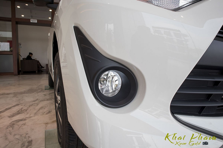 Toyota Wigo MT sử dụng cụm đèn pha Halogen Projector, đèn chiếu xa phản xạ đa hướng có chức năng nhắc nhở đèn sáng. Đáng tiếc, mẫu xe rẻ nhất của Toyota không được trang bị đèn định vị ban ngày, đèn sương mù hạ thấp sử dụng bóng thường.