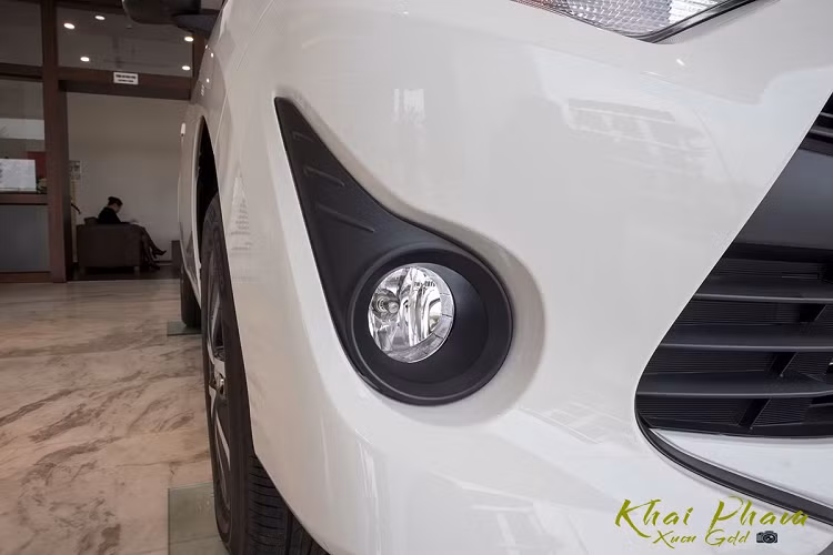 Toyota Wigo MT sử dụng cụm đèn pha Halogen Projector, đèn chiếu xa phản xạ đa hướng có chức năng nhắc nhở đèn sáng. Đáng tiếc, mẫu xe rẻ nhất của Toyota không được trang bị đèn định vị ban ngày, đèn sương mù hạ thấp sử dụng bóng thường.