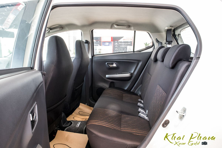 Toyota Wigo MT 2020 sử dụng cụm đèn hậu Halogen với thiết kế tương đối đơn giản nối từ thân xe đến cửa cốp phía sau. Cản sau tích hợp đèn phản quang là chi tiết ưa nhìn của Toyota Wigo 2020 cùng với đó là cánh gió được trang bị đèn phanh LED. Tuy nhiên, Toyota Wigo không trang bị camera lùi mà chỉ có 2 cảm biến lùi phía sau.