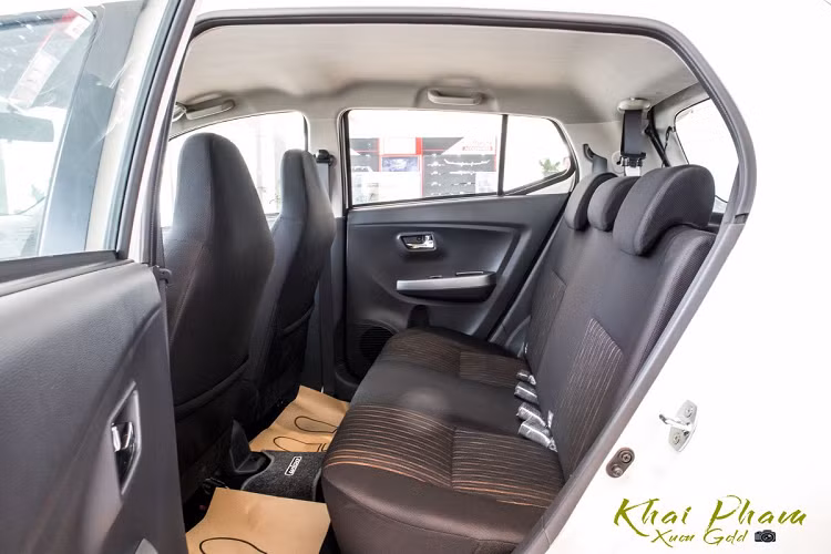 Toyota Wigo MT 2020 sử dụng cụm đèn hậu Halogen với thiết kế tương đối đơn giản nối từ thân xe đến cửa cốp phía sau. Cản sau tích hợp đèn phản quang là chi tiết ưa nhìn của Toyota Wigo 2020 cùng với đó là cánh gió được trang bị đèn phanh LED. Tuy nhiên, Toyota Wigo không trang bị camera lùi mà chỉ có 2 cảm biến lùi phía sau.