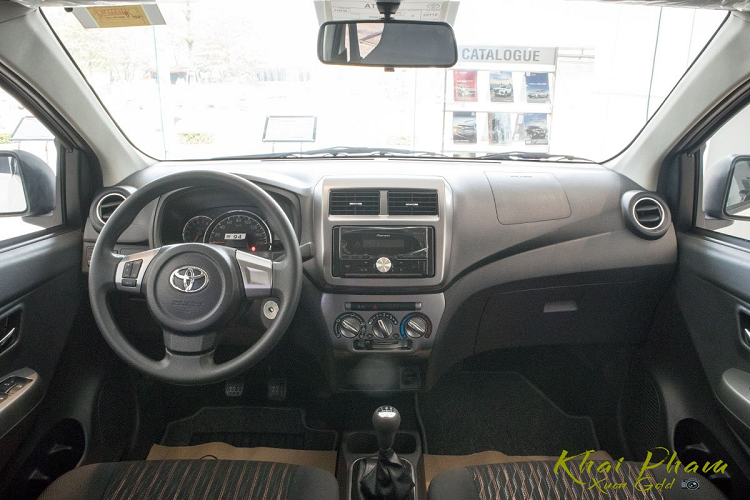 Toyota Wigo hiện hành có phần thân xe đơn giản, đặc biệt là tay nắm cửa vẫn sử dụng thiết kế đã có từ khoảng 10 năm về trước, chìa khoá cơ. La-zăng của Wigo sử dụng mâm thép kích thước 14 inch 4 chấu kép kết hợp với bộ lốp 175/65R14. Ngoài ra, gương chiếu hậu của xe có tích hợp đèn xi-nhan bóng thường chỉnh điện nhưng gập tay.