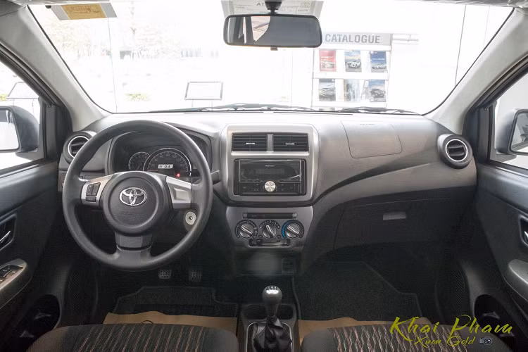 Toyota Wigo hiện hành có phần thân xe đơn giản, đặc biệt là tay nắm cửa vẫn sử dụng thiết kế đã có từ khoảng 10 năm về trước, chìa khoá cơ. La-zăng của Wigo sử dụng mâm thép kích thước 14 inch 4 chấu kép kết hợp với bộ lốp 175/65R14. Ngoài ra, gương chiếu hậu của xe có tích hợp đèn xi-nhan bóng thường chỉnh điện nhưng gập tay.