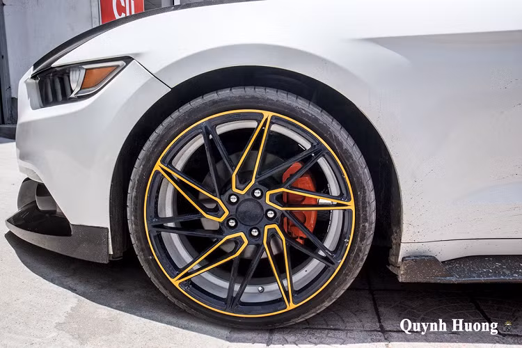 Chiếc Ford Mustang này chỉ còn được giữ lại cụm đèn hậu LED 3 vạch đặc trưng vẫn được thương hiệu Mỹ sử dụng cho những chiếc xe thuộc phiên bản mới nhất. Camera lùi, đèn phanh cũng giống nguyên bản còn ăng-ten là chi tiết được bổ sung trên bản độ này. Đáng chú ý, chủ xe Ford Mustang còn độ lại hệ thống treo mới với khả năng nâng/hạ gầm, khi xe được hạ xuống sát mặt đất sẽ gia tăng sự hầm hố của một chú "ngựa chiến".