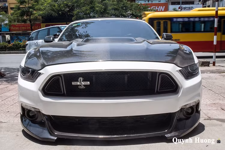 Hiện tại, Ford Mustang đang thuộc thế hệ thứ 6 ra mắt từ năm 2015 và đã trải qua nâng cấp. Mới nhất, một đại lý tư nhân ở Hà Nội đã nhập Ford Mustang phiên bản kỷ niệm 55 năm dòng xe này ra đời với nhiều chi tiết được "thửa riêng" mang đến sự độc đáo của chiếc xe thể thao đến từ Mỹ. Nếu chiếc xe của bạn đã cũ, không khó để "lên đời" như cách mà chiếc Ford Mustang trong bài viết này được chủ nhân "hoá thân" một cách rất đặc biệt, đây có thể là chiếc Mustang độc nhất ở thị trường Việt Nam.