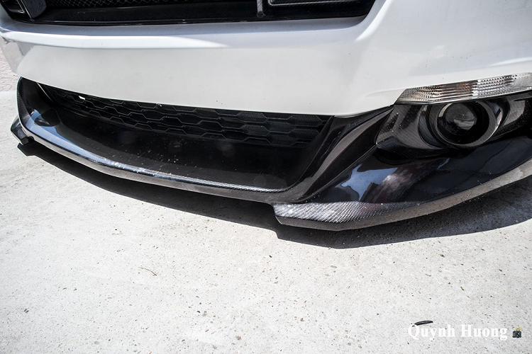 Ở phần đuôi, trước đây chiếc Ford Mustang Convertible không thường xuyên sử dụng cánh gió nhưng nay chi tiết này đã được bổ sung, đáng chú ý nó cũng "khoác" lớp carbon xịn xò. Không hiền như nguyên bản, bộ khuyếch tán phía sau đã được nâng đời rộng hơn với những đường chia gió to bản và được lồng ghép lớp decal đỏ thể thao. Ngoài ra, ống xả cũng là một trong những điểm khác biệt trên Ford Mustang mui trần từng thuộc sở hữu của "dân chơi" Sài Thành này.