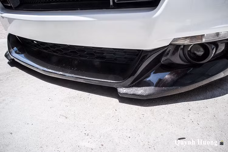 Ở phần đuôi, trước đây chiếc Ford Mustang Convertible không thường xuyên sử dụng cánh gió nhưng nay chi tiết này đã được bổ sung, đáng chú ý nó cũng "khoác" lớp carbon xịn xò. Không hiền như nguyên bản, bộ khuyếch tán phía sau đã được nâng đời rộng hơn với những đường chia gió to bản và được lồng ghép lớp decal đỏ thể thao. Ngoài ra, ống xả cũng là một trong những điểm khác biệt trên Ford Mustang mui trần từng thuộc sở hữu của "dân chơi" Sài Thành này.