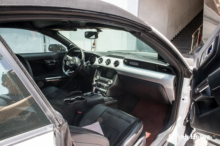 Ngoài cửa mở dạng cánh chim, chiếc Ford Mustang của "dân chơi" Sài Gòn còn được nâng cấp nhiều chi tiết ngoại thất với vật liệu carbon từ phần đầu đến đuôi. Nguyên phần cản trước đã được trang bị bộ bodykit hoàn toàn bằng carbon với cánh chia gió độc đáo giúp gia tăng tính khí động học cho xe để phù hợp với việc vận hành ở tốc độ cao. Ngoài đèn gầm nguyên bản, chủ nhân cũng bổ sung thêm đèn ở khu vực cản trước này và chúng đều được sơn đen.