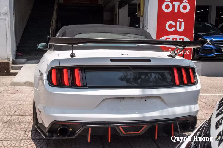 "Trái tim" xe Ford Mustang là khối động cơ Ecoboost, dung tích 2.3L cho sức mạnh tối đa 310 mã lực và mô-men xoắn cực đại 475 Nm. Ghép nối với động cơ trên là hộp số tự động và hệ dẫn động cầu sau. Ford Mustang có thể tăng tốc từ 0-100 km/h trong khoảng thời gian 5,9 giây và có thể đạt vận tốc tối đa 233 km/h. Giá xe Ford Mustang khi về đến Việt Nam sẽ có mức giá dao động quanh ngưỡng 3 tỷ đồng.