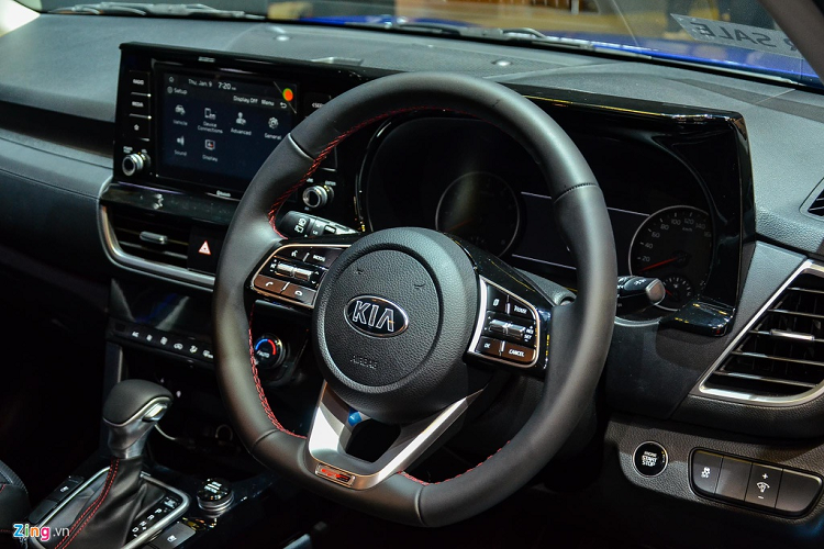 Ở bên trong, xe sở hữu không gian rộng rãi với màn hình trung tâm kích thước 10,25 inch hỗ trợ cảm ứng, màn hình HUD 8 inch, hệ thống sạc điện thoại không dây và hệ thống âm thanh 8 loa của Bose. 