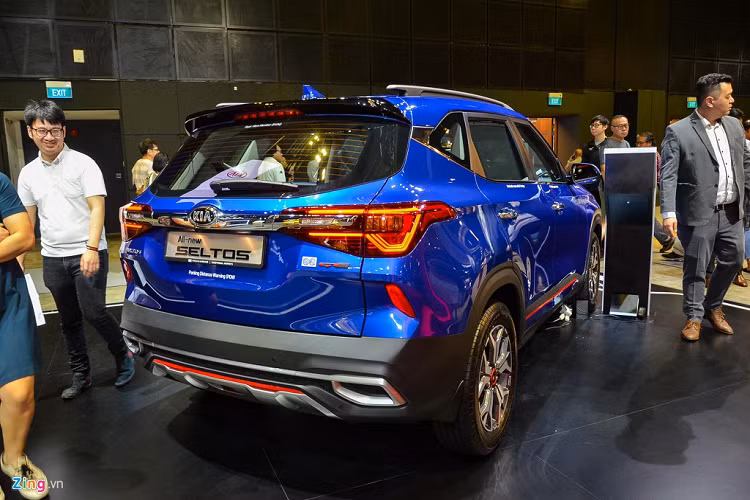 Hiện tại, Kia Singapore chưa công bố các thông số động cơ của Seltos. Tại Mỹ, mẫu SUV này có 3 phiên bản động cơ là động cơ xăng tăng áp 1.6L, động cơ xăng hút khí tự nhiên 2.0L và động cơ diesel 1.6L. Seltos có thể đi kèm với hộp số ly hợp kép 7 cấp, hộp số tự động 6 cấp hoặc hộp số biến thiên vô cấp CVT.