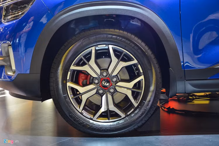 Ở phía trước, xe nổi bật bởi cụm đèn pha LED hai tầng trên kết hợp với lưới tản nhiệt hình mũi hổ đặc trưng.