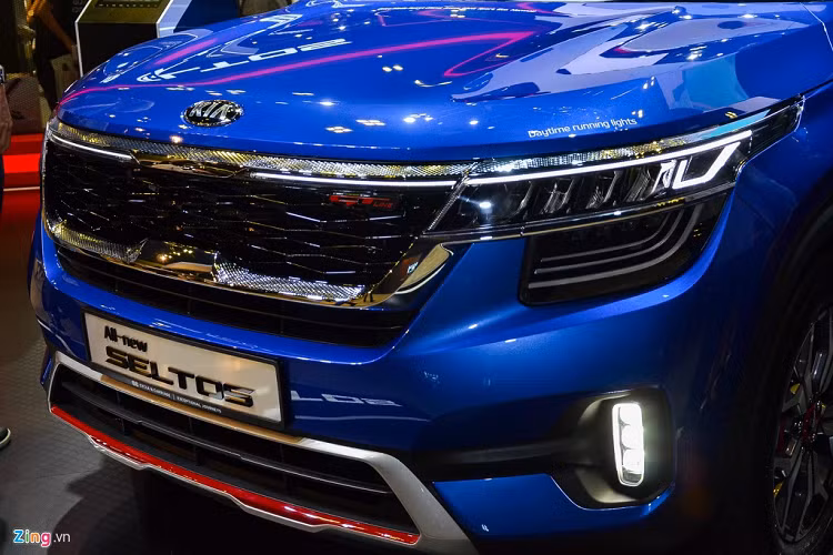 Kia Seltos là mẫu xe nằm giữa Soul và Sportage. Seltos sử dụng ngôn ngữ thiết kế mới nhất của Kia, có nhiều nét tương đồng với Telluride. Bên cạnh đó, chiếc SUV này còn thừa hưởng cảm hứng thiết kế từ mẫu Concept SP Signature với kiểu dáng góc cạnh và các đường dập nổi sắc nét. 