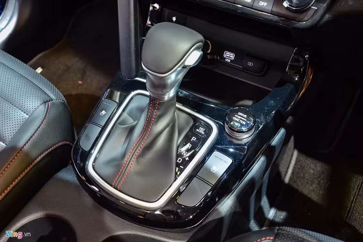 Kia trang bị cho Seltos hoàn toàn mới khá nhiều tính năng an toàn như 6 túi khí, hệ thống cân bằng chủ động do Kia phát triển, hỗ trợ khởi hành ngang dốc, phanh tự động khẩn cấp, cảm biến đỗ xe trước/sau... 