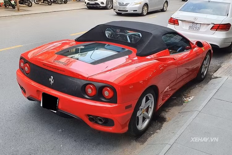 Trong khi đó, phần đầu và hai bên sườn xe được tô điểm bởi những hốc gió lớn, tăng khả năng hút gió đến khoang động cơ.