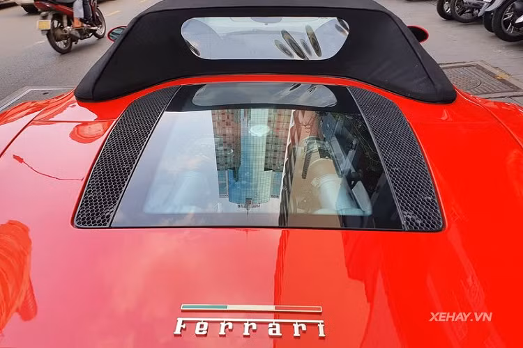 “Trái tim” của Ferrari 360 Spider là động cơ V8 3.6 lít sản sinh công suất 395 mã lực và mô-men xoắn cực đại 373Nm, siêu xe có khả năng tăng tốc từ 0-100 km/h trong khoảng 5 giây và đạt vận tốc tối đa 295 km/h.