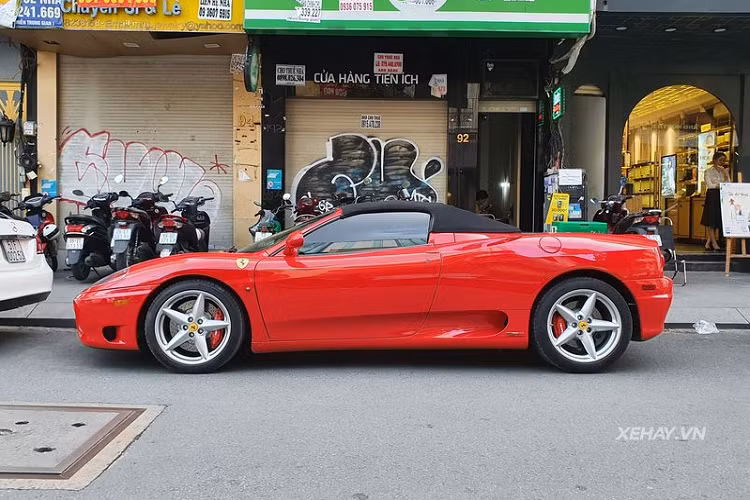Thiết kế khung chắn gió trước, khoang động cơ của Ferrari 360 Spider mui trần mềm này đã được làm đặc biệt hơn so với phiên bản mui cứng để giảm độ ồn từ động cơ đến vị trí người lái.