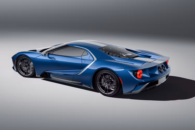 Giá xe Ford GT 2021 chưa công bố, nó sẽ đến tay khách hàng từ đầu năm sau tuy nhiên cơ hội để sở hữu 2 phiên bản đặc biệt trên là rất ít. Ford sẽ lựa chọn từng khách hàng để bán thay vì cho phép showroom bán tự do.