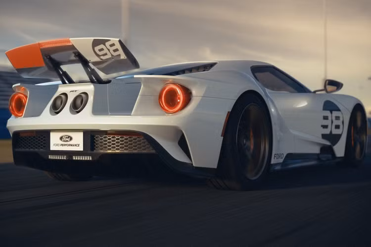 Phần đuôi phía sau nổi bật với cánh gió được sơn theo phong cách bất đối xứng cùng số 98, con số từng mang lại chiến thắng cho đội Ford vào năm 1966.