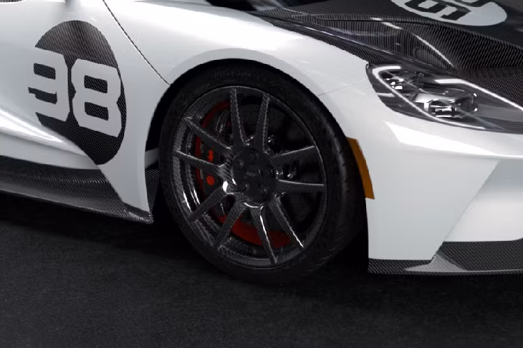 Mâm xe 5 chấu kép được làm từ nhôm đúc với đường kính 20 inch, hệ thống phanh trên phiên bản này đến từ thương hiệu Brembo với kẹp phanh màu đỏ nổi bật.