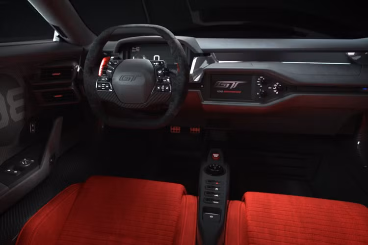 Bước vào bên trong, GT Heritage Edition nổi bật với màu đỏ của ghế da Alcantara và lẫy chuyển số. Khu vực táp-lô, vô lăng và trần xe sử dụng da Alcantara màu đen tạo sự tương phản. Một vài chi tiết nhỏ trên vô lăng và ghế ngồi sử dụng vật liệu carbon.