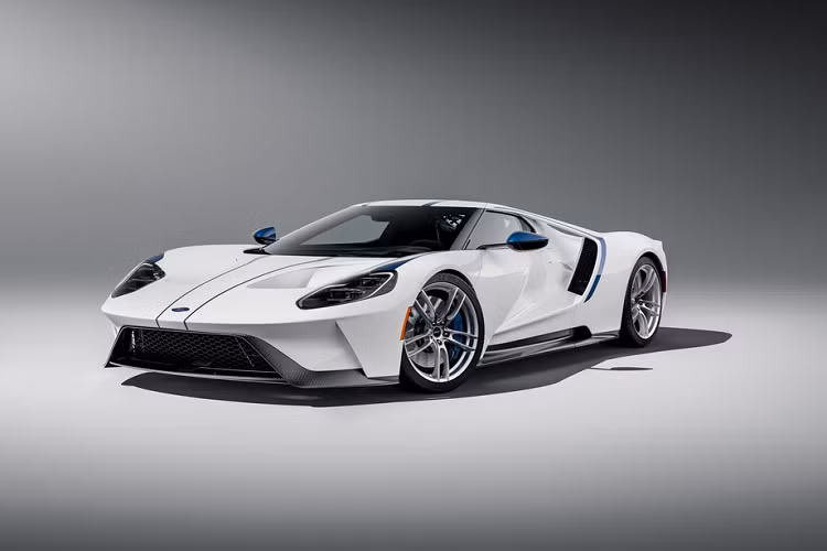 Nếu cảm thấy phiên bản Heritage Edition không phù hợp với phong cách hiện đại, khách hàng có thể cân nhắc đến phiên bản Studio Collection. Thiết kế đồ họa bên ngoài là sự kết hợp giữa Ford Performance và Multimatic, trưởng bộ phận thiết kế của Multimatic chia sẻ các đường sọc và điểm nhấn bên ngoài giúp gợi lên cảm xúc về tốc độ và thu hút ánh nhìn từ những người xung quanh.