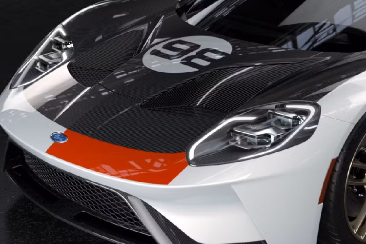 Ford GT Heritage Edition mới có ngoại thất lấy cảm hứng từ phong cách cổ điển với màu sơn trắng Frozen White cùng các điểm nhấn màu đỏ Race Red. Những điểm nổi bật khác bao gồm nắp ca-pô bằng sợi carbon cùng số 98