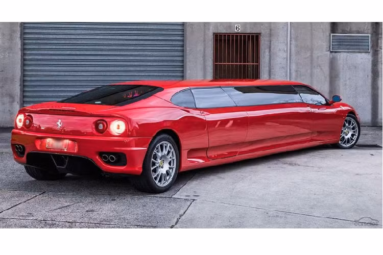 Vậy mà bây giờ lại tiếp tục có thêm một chiếc 360 Modena Limo kỳ quái khác xuất hiện. Giống như tất cả 360 Modena khác, chiếc 360 Modena này cũng được chế tạo tại Maranello, nhưng sau đó nó đã trải qua một cuộc "đại phẫu" để có hình dáng như hiện tại.