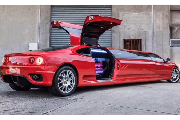 Ngoài chiếc Ferrari 360 Modena Limo "gây tranh cãi" hồi năm 2017, cũng từng có một chiếc Ferrari 360 Modena màu vàng được phát hiện cách đây hai năm, chiếc xe này được rao bán ở Mỹ với giá 95.000 USD (~ 2,2 tỷ VNĐ) nhưng không ai mua. Chiếc 360 Modena Limo trong bài thuộc sở hữu của Aussie và nó có giá cao hơn nhiều, 399.999 AUD (~ 6,62 tỷ VNĐ), xe đã chạy được 65.000 km.