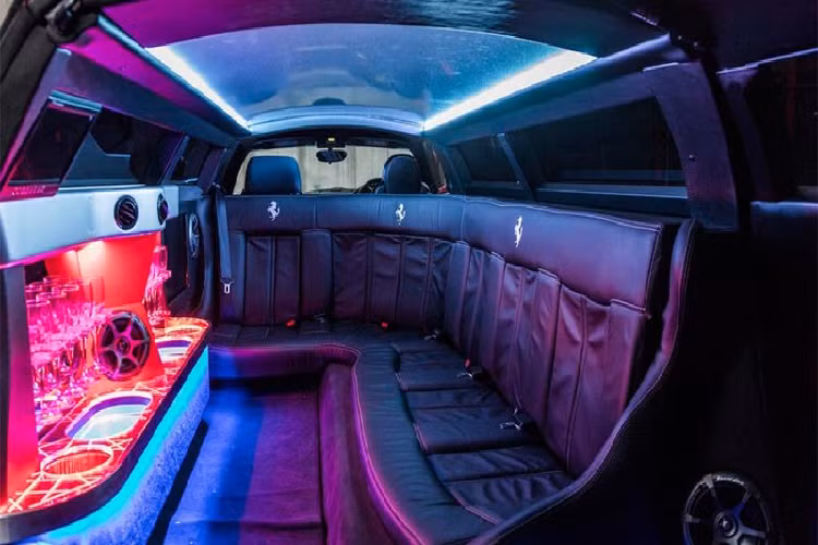 Vì Ferrari 360 Modena có khung và thân bằng nhôm hoàn toàn nên phần mở rộng khung (để biến hóa thành xe limo) cũng được sản xuất bằng nhôm. Trong khi đó, phần mái mở rộng, các tấm ốp bên và những cánh cửa cánh chim phía sau được làm từ sợi thủy tinh nhằm tối giản sự gia tăng trọng lượng của chiếc limo siêu dài này. 