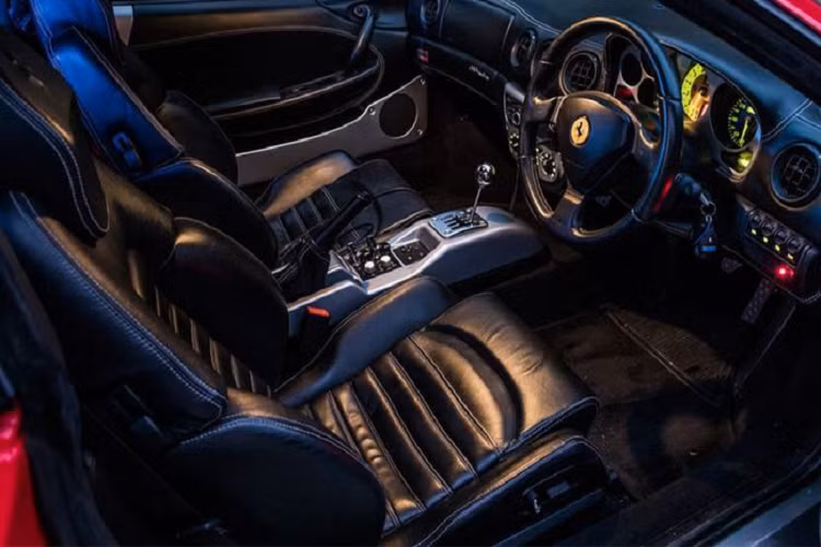 Điều đặc biệt là, dù được dài thêm rất nhiều, chiếc Ferrari 360 Modena này vẫn duy trì động cơ V8 hút khí tự nhiên 3.6L 400 mã lực nhưng hộp số đã được thay bằng loại của Subaru Liberty GT. 