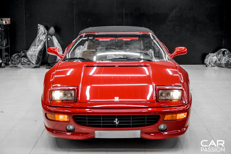 Ra mắt vào năm 1995, siêu xe Ferrari F355 Spider là biến thể mui trần của chiếc F355 Berlinetta, đàn anh của những mẫu siêu xe như : Ferrari F360 Modena, F430, 458 Italia, 488 GTB hay mới nhất là F8 Tributo.